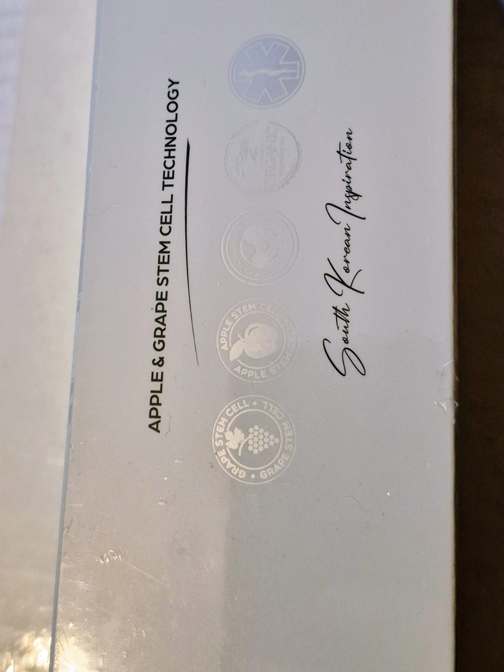 Essential Skin Balancing Toner - White - Picture 3 of 4